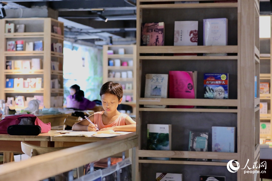 市民在撒哈拉書店閱讀。人民網 宋芳鑫攝
