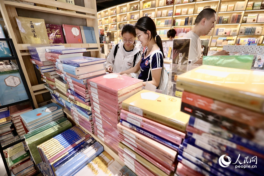 市民在撒哈拉书店阅读。人民网记者 尚明桢摄
