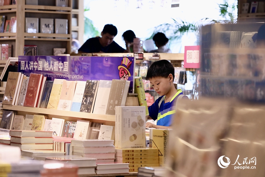 市民在撒哈拉書店閱讀。人民網記者 王佩攝  