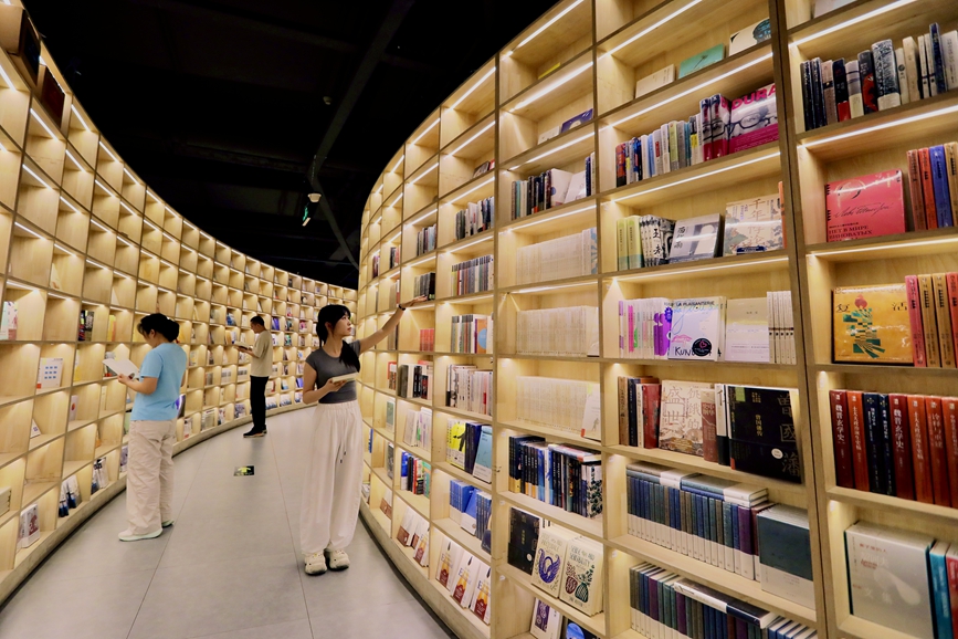 市民在撒哈拉书店阅读。赵云摄