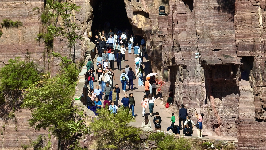 郭亮挂壁公路游人如织。赵云摄