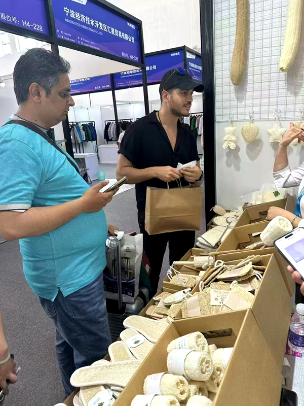 外國客戶正在選購絲瓜絡產品