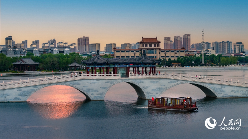 汴河夜景。人民网记者 尚明桢摄 