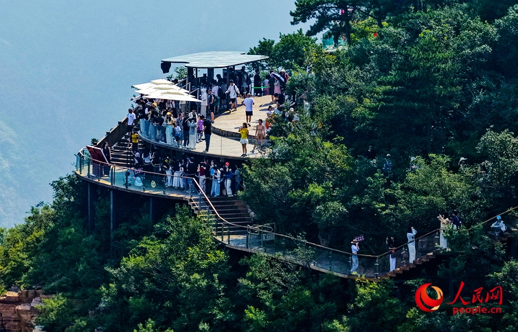 游客在山水中放松身心。人民网记者 王佩摄
