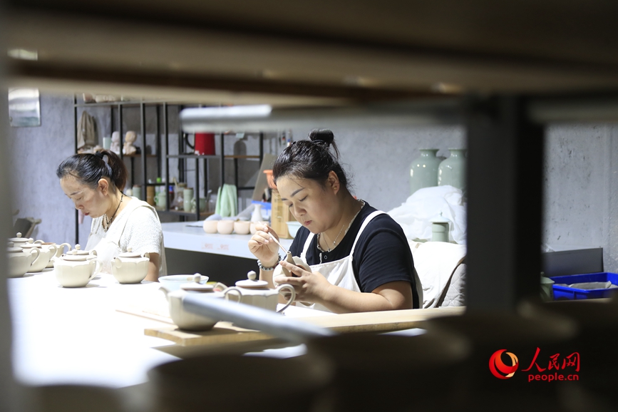瓷器制作。人民網記者 慎志遠攝