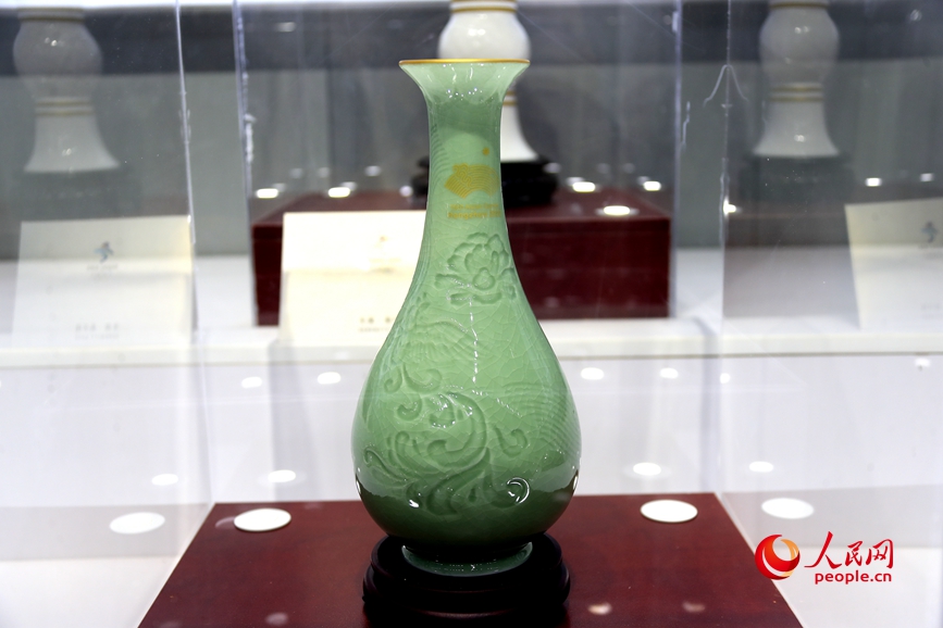 杭州第19届亚运会汝瓷特许作品《龙凤对瓶》。人民网记者 慎志远摄 