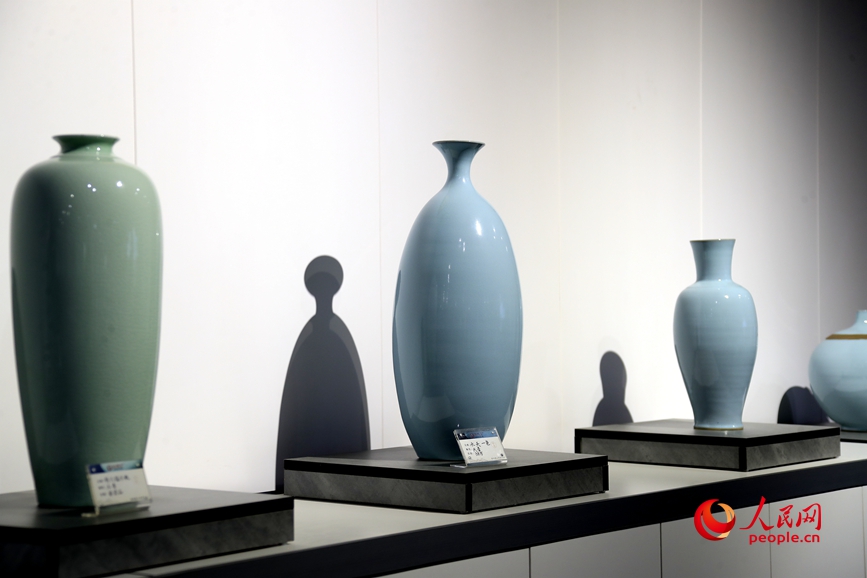 汝瓷以其“雨过天青云破处”的釉色美学与精湛工艺受到世人青睐。人民网记者 慎志远摄