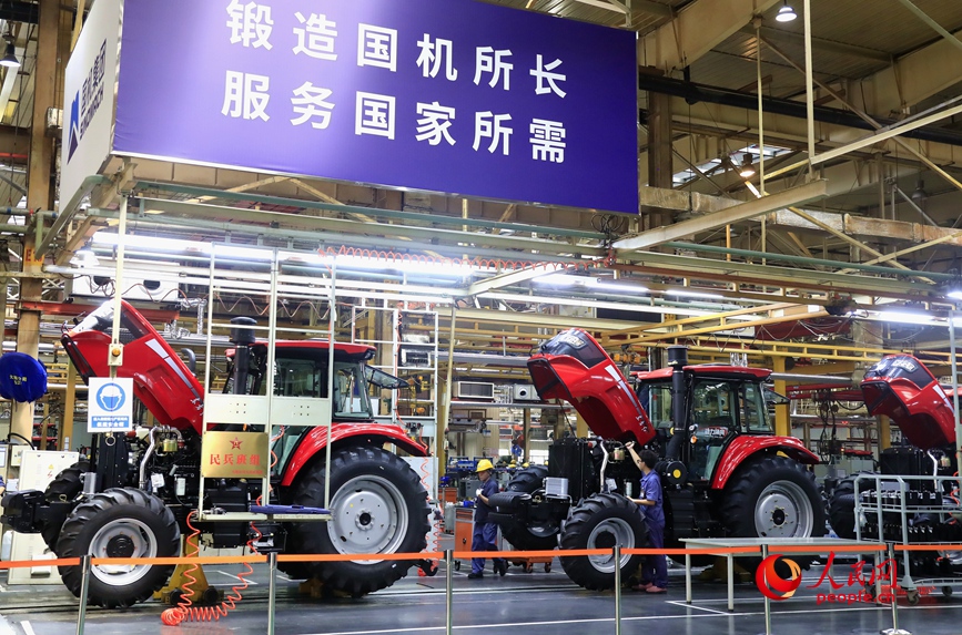 大馬力拖拉機生產車線。人民網記者 慎志遠攝