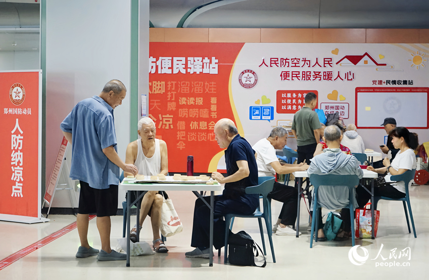 鄭州地鐵綠城廣場站內，市民在納涼休閑。人民網 霍亞平攝
