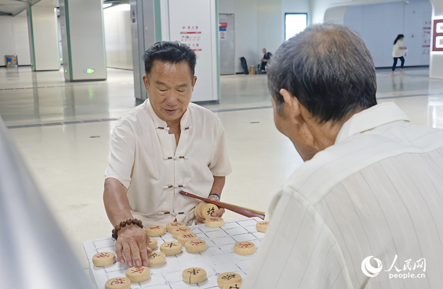 鄭州地鐵綠城廣場站內，市民在納涼休閑。人民網 霍亞平攝