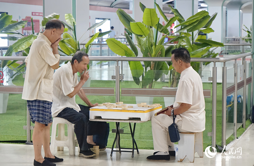 鄭州地鐵綠城廣場站內，市民在納涼休閑。人民網 霍亞平攝