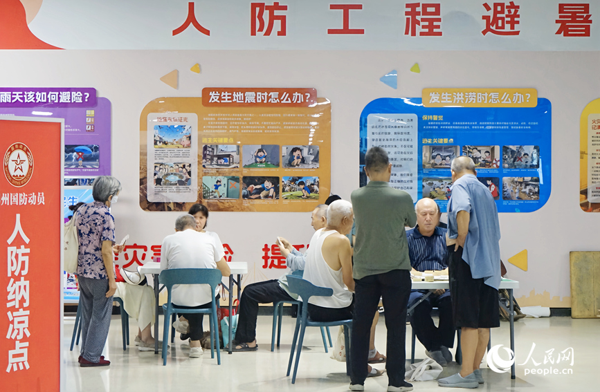 鄭州地鐵綠城廣場站內，市民在納涼休閑。人民網 霍亞平攝