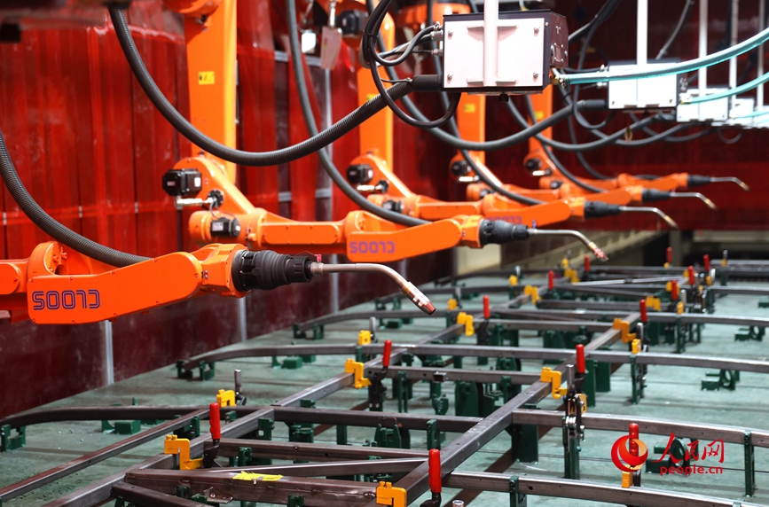 自动化焊接生产线。人民网记者 慎志远摄
