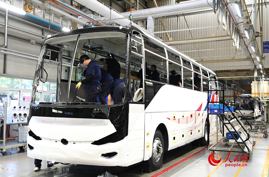 安装客车内饰件。人民网记者 王玉兴摄