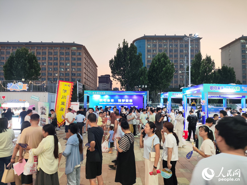 招聘会现场。人民网 杨晓娜摄