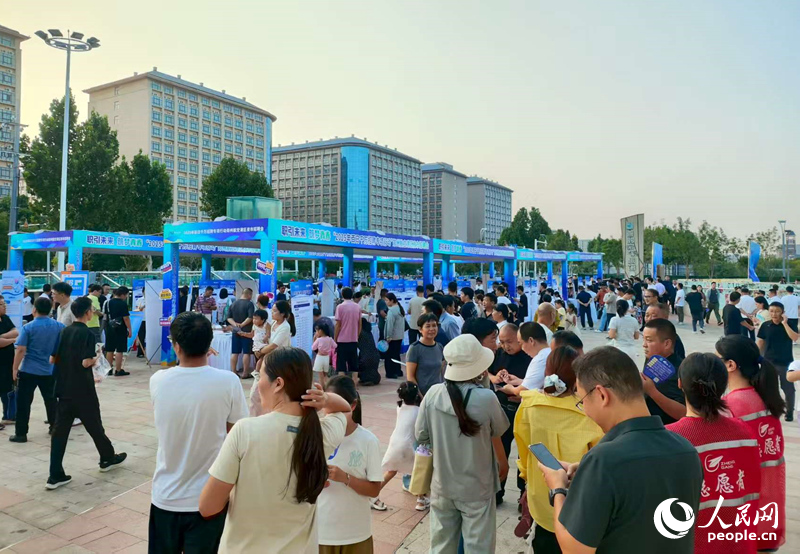 招聘会现场。人民网 杨晓娜摄