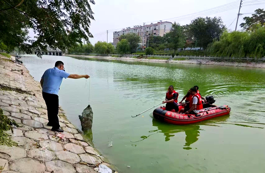 執法人員在清理