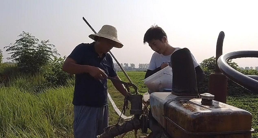 隊員們在田間地頭抗旱保秋。受訪者供圖
