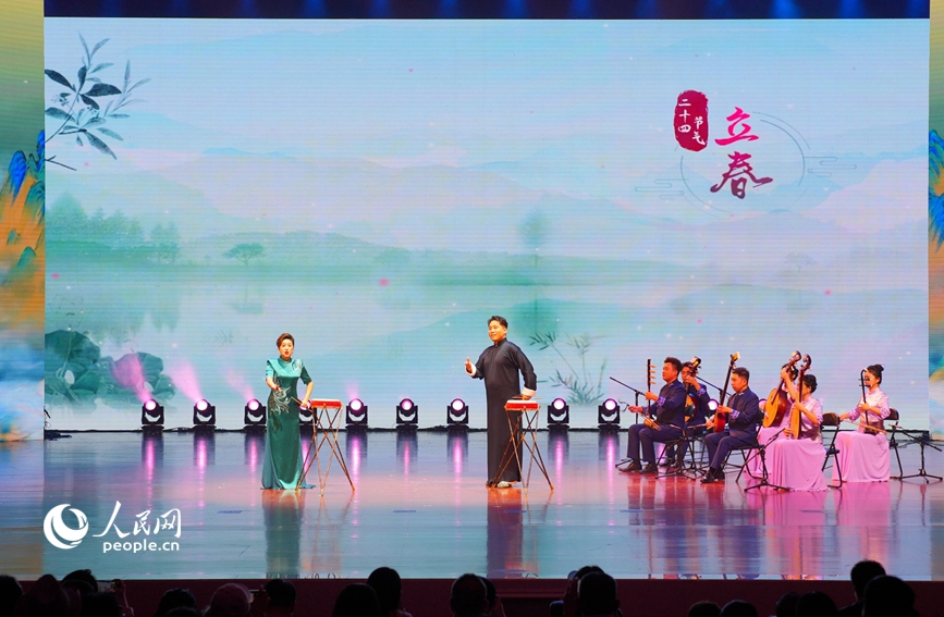 9月19日晚，首屆全國曲藝院團優秀節目匯演首場演出現場。人民網 辛靜攝
