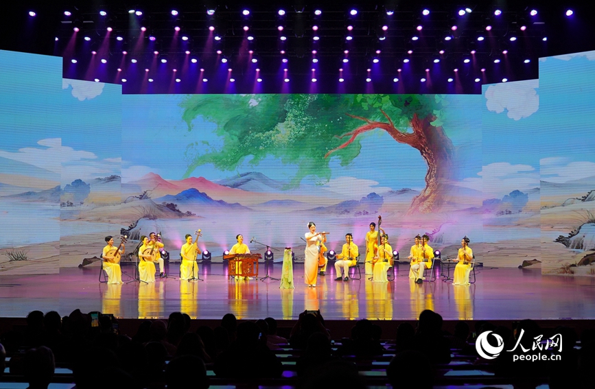 9月19日晚，首屆全國曲藝院團優秀節目匯演首場演出現場。人民網 辛靜攝