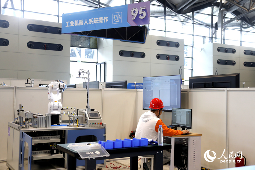 工业机器人系统操作项目赛区。人民网记者 慎志远摄