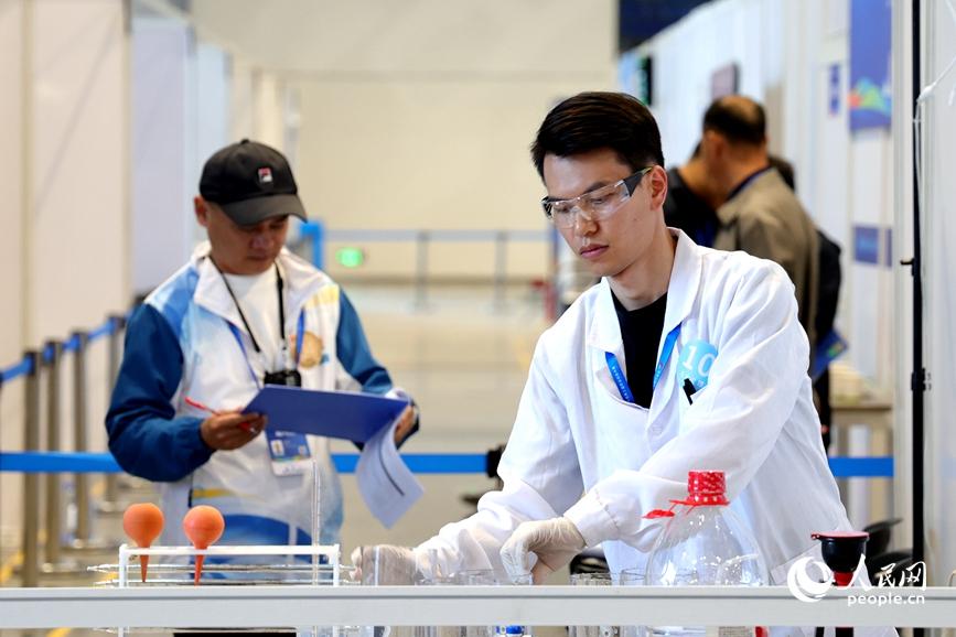 工业机器人系统操作项目赛区。人民网记者 慎志远摄