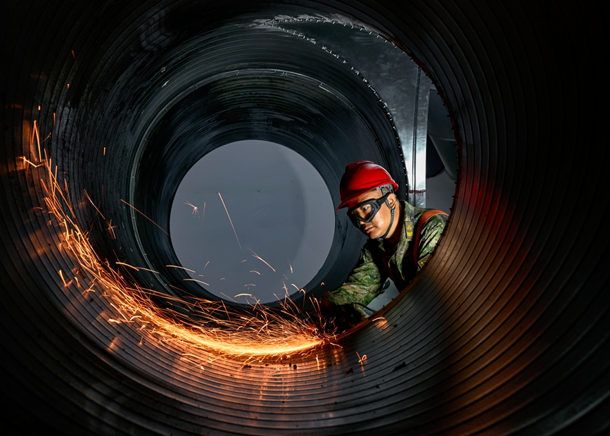 1、崔道虎在打磨风管接口。刘明松摄