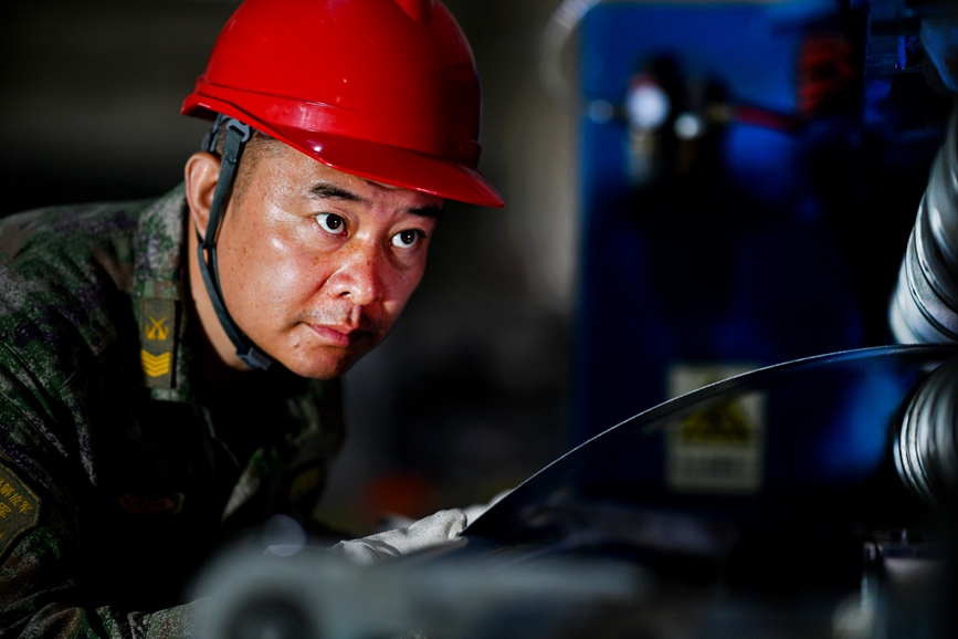 崔道虎在加工制作配件。刘明松摄