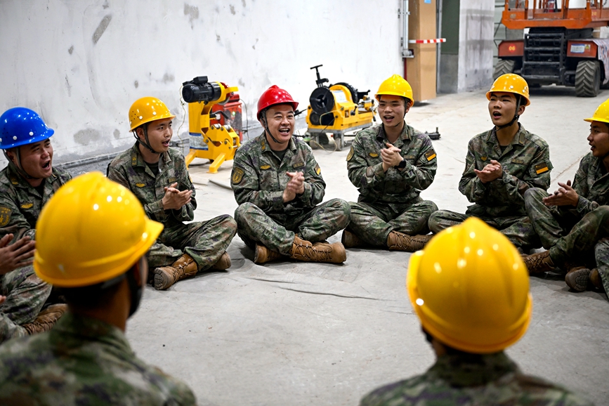 3、崔道虎 (中)在施工间隙与班组战友合唱《导弹工程兵之歌》。刘明松摄