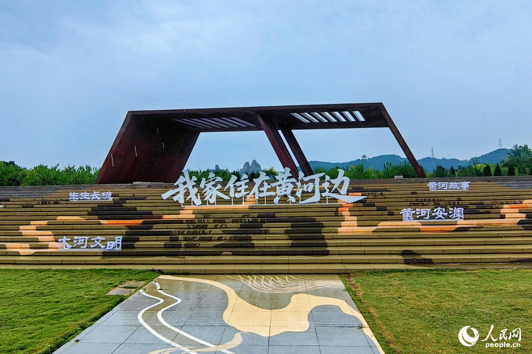 细雨中的郑州黄河文化公园。人民网 程明辉摄