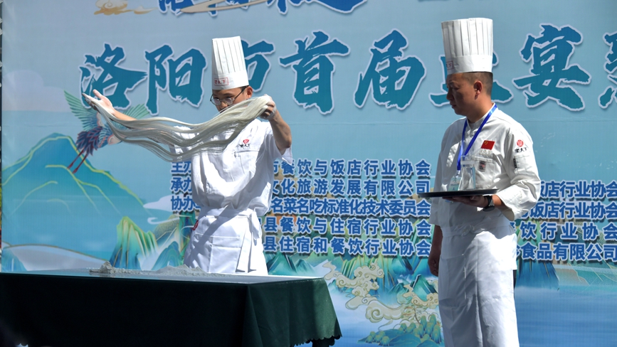 9月29日，参赛厨师在舞台上进行拉面表演。赵明辰摄