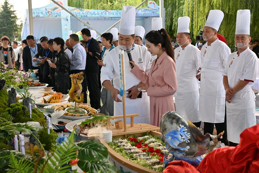参赛厨师向大家介绍自己参赛作品。王艺茜摄