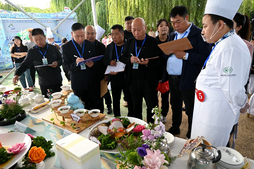 评委对参赛作品进行打分。赵明辰摄