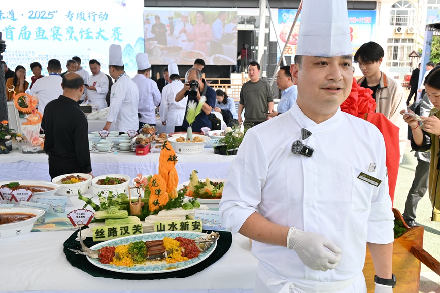 新安县参赛作品《万山湖三味蒸翘嘴》。王艺茜摄