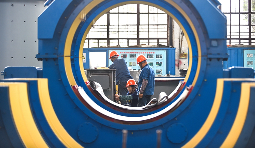 河南省洛阳市的中信重工装配车间内，工人正在装配出口海外的矿业装备磨机产品订单。黄政伟摄