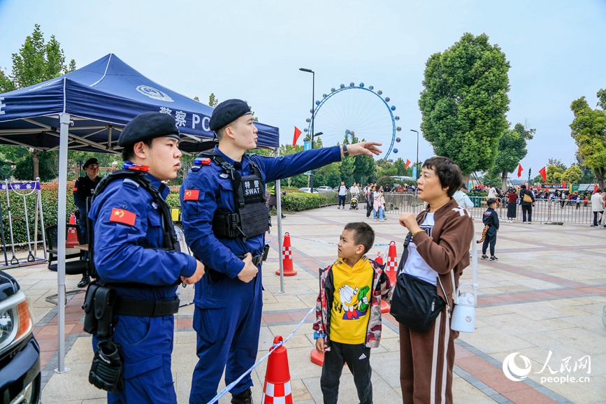 郑州，特警在给群众指路。人民网记者 王佩摄
