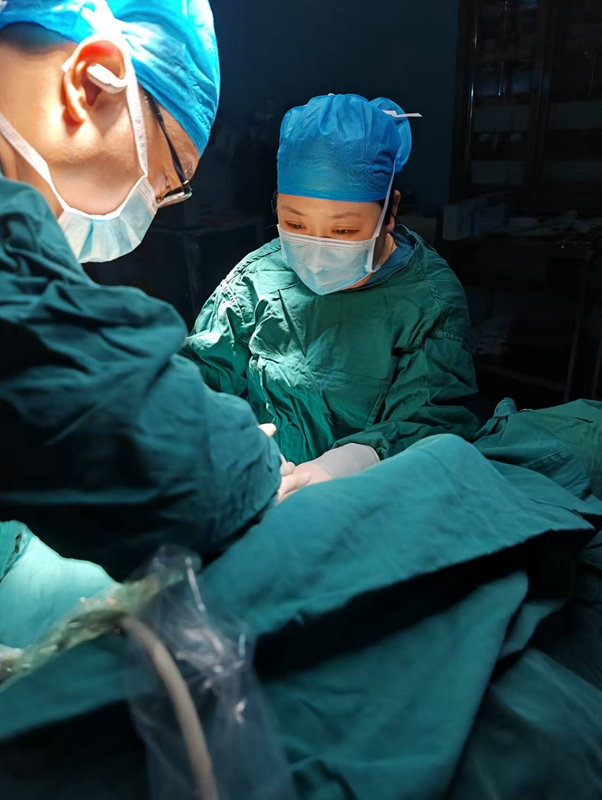 郑州大学附属郑州中心医院，医生在为病人做手术。付琳琳摄