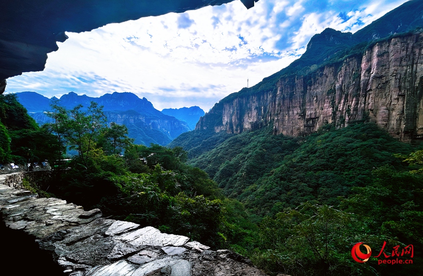 挂壁公路的“天窗”化身天然画框，绘出太行美景。人民网记者 霍亚平摄