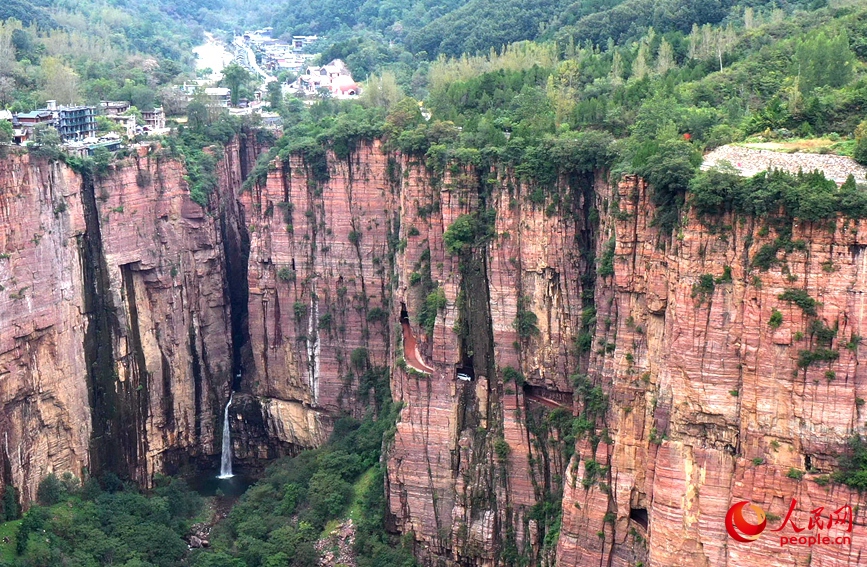 河南新鄉郭亮挂壁公路，如一條巨龍盤踞在太行絕壁之上。人民網記者 霍亞平攝