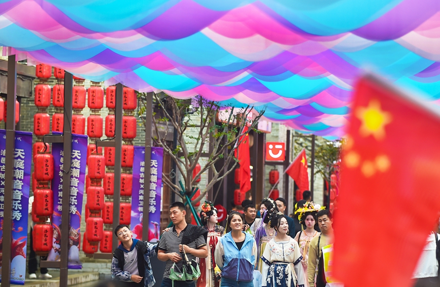 国庆中秋长假，游客在河南洛阳老城区历史文化街区洛邑古城休闲游玩。黄政伟摄 