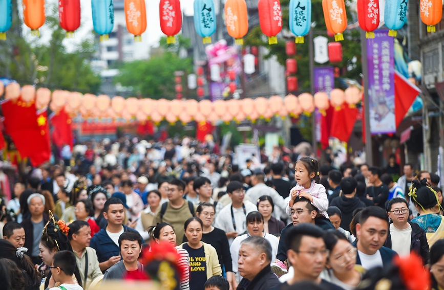 国庆中秋长假，游客在河南洛阳老城区历史文化街区洛邑古城休闲游玩。黄政伟摄