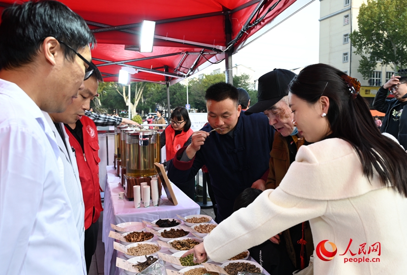 中药识别。人民网记者 王玉兴摄