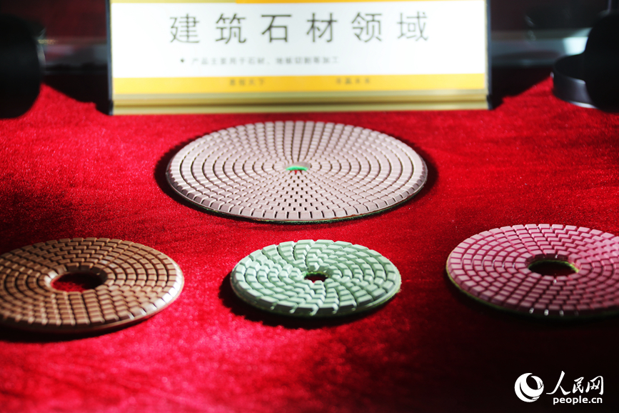 金刚石产品展示。人民网记者 霍亚平摄