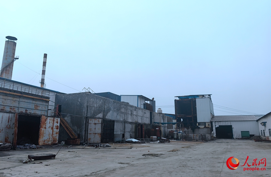 南阳亿利兴建材厂厂区内。人民网记者宋芳鑫摄