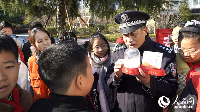 安全进校园活动中，潘丹勇向中学生们讲述如何分辨毒品以及毒品的危害。人民网记者 王佩摄