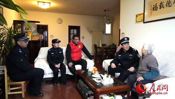    定鼎门警务室民辅警和志愿者一起探望给独居老人。