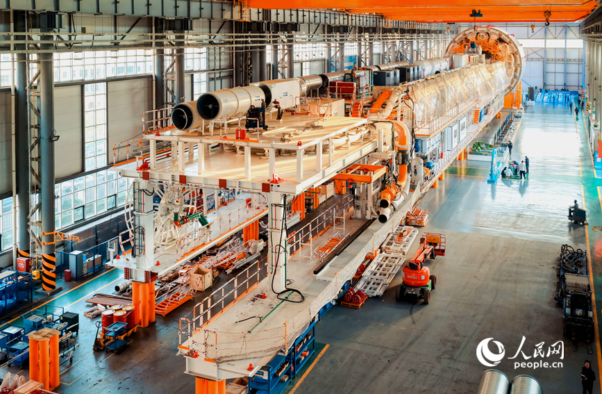 “争先号”盾构机。人民网记者 肖懿木摄