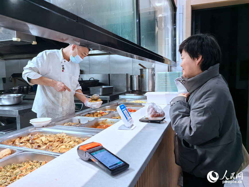 社区食堂每天供应热腾腾的饭菜。人民网记者 王佩摄