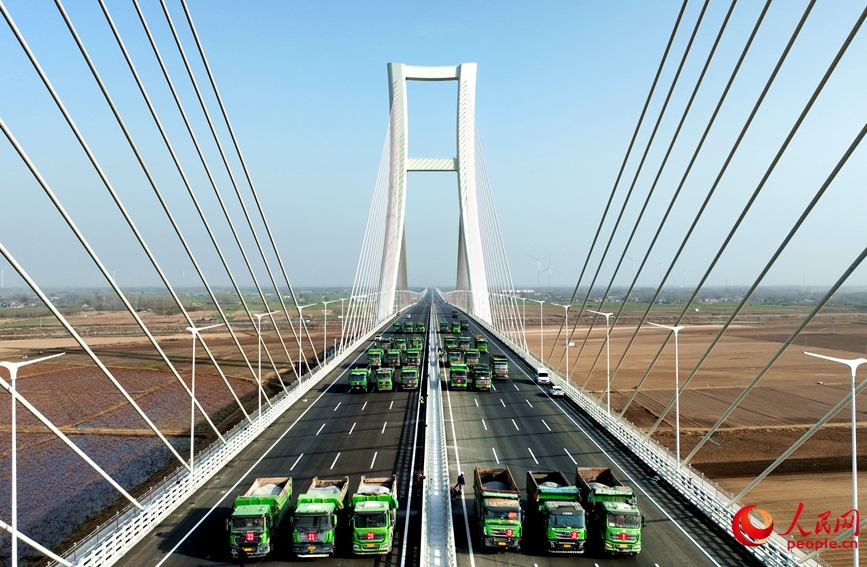 安罗高速黄河特大桥荷载试验。人民网记者 王玉兴摄
