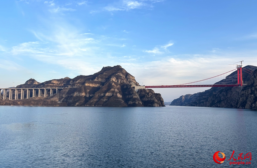 济新高速跨越黄河小浪底库区。人民网记者 王玉兴摄